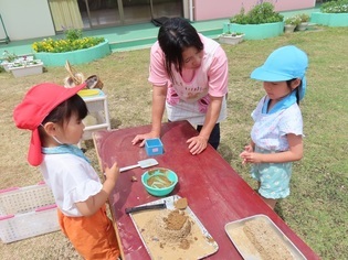 ケーキを作っている子どもたちの写真