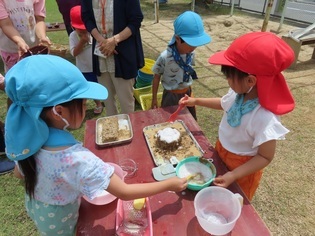 クリームを塗っている子どもたちの写真