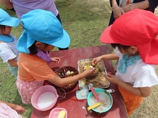 花を飾り付けている子どもたちの写真