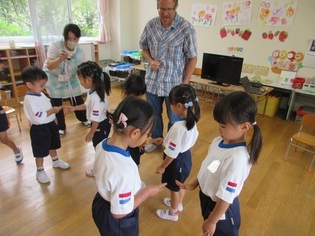 英語で遊ぼうに参加している子どもたちの写真