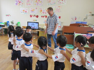 英語で遊ぼうに参加している子どもたちの写真