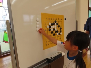囲碁で遊んでいる子どもたちの写真