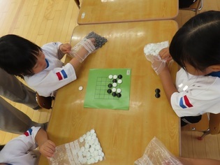 囲碁で遊んでいる子どもたちの写真