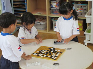 囲碁で遊んでいる子どもたちの写真
