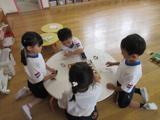 囲碁で遊んでいる子どもたちの写真