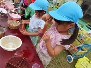 ヤマモモのジュースを作っている子どもたちの写真