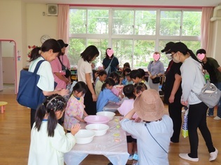 オープンスクールで遊んでいる親子の写真