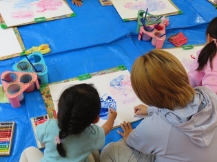 アジサイを描いている親子の写真