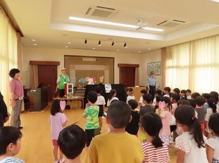 交通安全教室に参加している子どもたちの写真