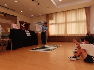 交通安全教室に参加している子どもたちの写真