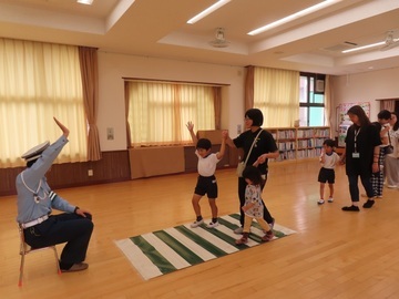 交通安全教室に参加している子どもたちの写真