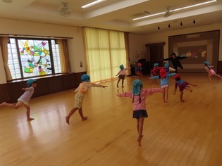 体操をしている子どもたちの写真