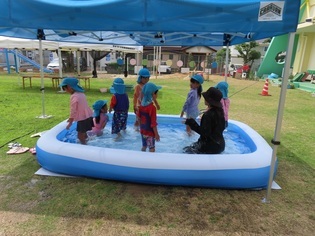 水遊びをしている子どもたちの写真
