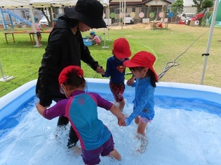 水遊びをしている子どもたちの写真