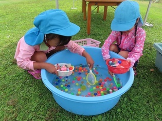 水遊びをしている子どもたちの写真