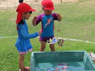 水遊びをしている子どもたちの写真