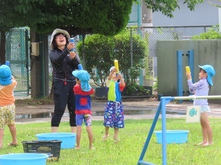水遊びをしている子どもたちの写真