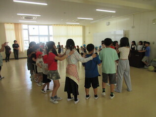 5年生と遊んでいる子どもたちの写真