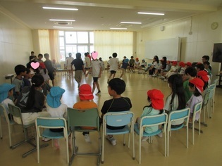 5年生と遊んでいる子どもたちの写真