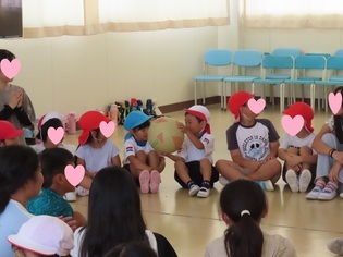 5年生と遊んでいる子どもたちの写真