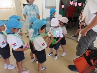 5年生と遊んでいる子どもたちの写真