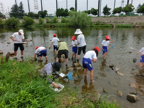 川の中の子どもたち