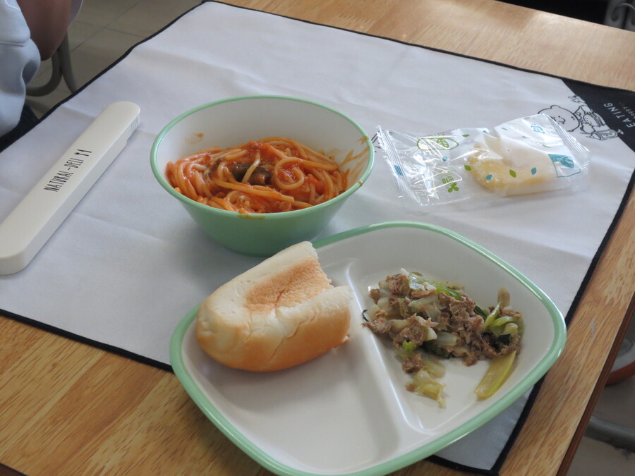 女子はコッペパン半分