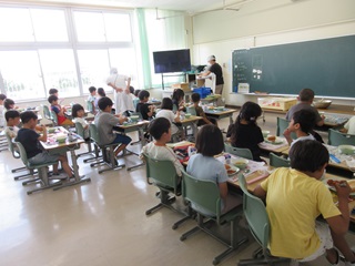 給食中