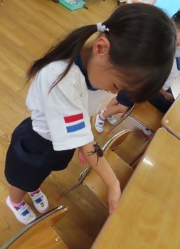 カブトムシと遊んでいる子どもたちの写真