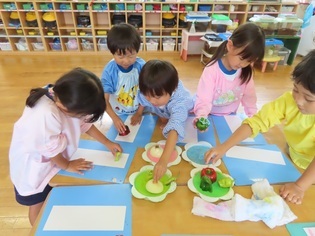 野菜スタンプをしている子どもたちの写真