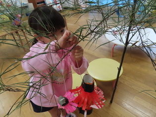 七夕飾りを飾りを作っている子どもたちの写真