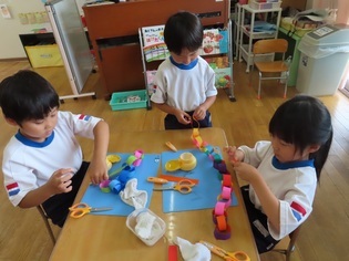 七夕飾りを作っている子どもたちの写真