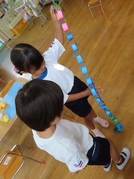 七夕飾りを作っている子どもたちの写真