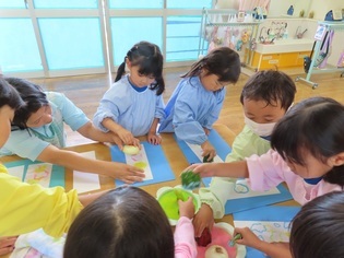 野菜スタンプをしている子どもたちの写真