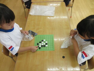 囲碁で遊んでいる子どもたちの写真