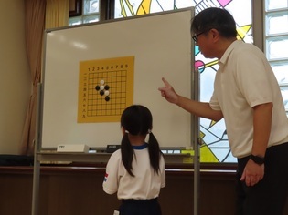 囲碁で遊んでいる子どもたちの写真