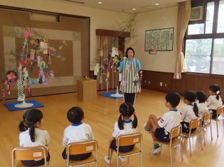 七夕の集いに参加している子どもたちの写真