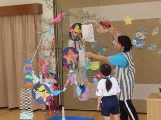 七夕の集いに参加している子どもたちの写真