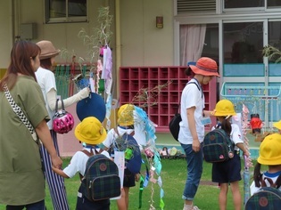 七夕飾りを持っている親子の写真
