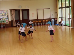 しっぽとりをしている子どもたちの写真