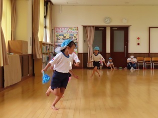しっぽとりをしている子どもたちの写真