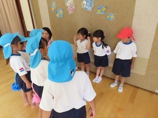 遊んだ後に話をしている子どもたちの写真