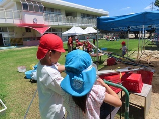 保育園の友達と遊んでいる子どもたちの写真
