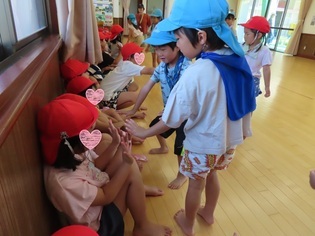 保育園の友達と挨拶している子どもたちの写真