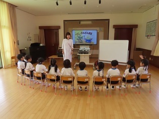 食育を受けている子どもたちの写真