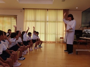 食育指導を受けている子どもたちの写真