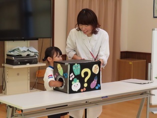 食育指導を受けている子どもたちの写真