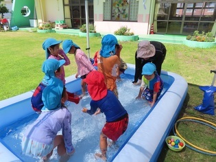 水遊びをしている子どもたちの写真