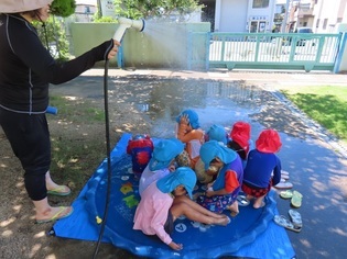 水遊びをしている子どもたちの写真