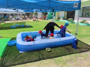 水遊びをしている子どもたちの写真